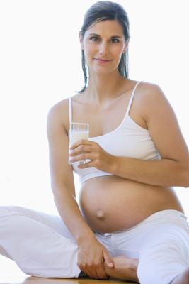 Pregnant-Women-Drinking-Protein1
